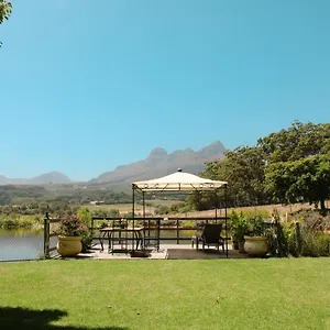 strawberry-manor-at-in-the-vine.hotels-capetown.com/
